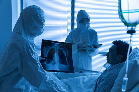 肺部患者摄影照片_医生给患者查看X光片