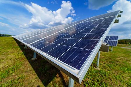 光电logo摄影照片_太阳能电池板。光电供电系统。太阳能发电厂。生态可再生能源的来源.