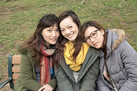 在公园里快乐微笑的亚洲女性