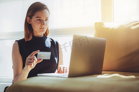 在家工作，网上订单使用信用金卡的女商人