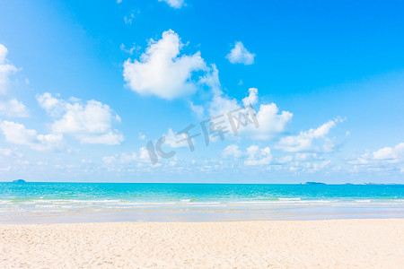 蓝色天空摄影照片_美丽的热带海滩和大海