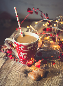 圣诞杯摄影照片_圣诞杯热咖啡与姜饼