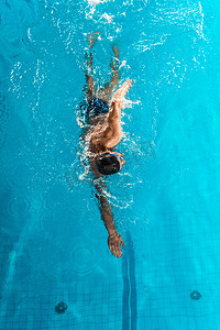 泳池水池摄影照片_专业游泳运动员在竞争水池 