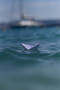 小纸船摄影照片_折纸船骑波