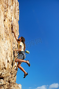 抓地力摄影照片_伸手去抓地力的岩石攀岩人