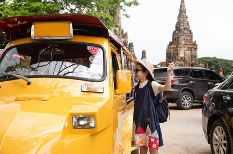 亚洲旅游女孩查询的方式与老人司机出租车或笃笃旅游, 停车场前的柴瓦在大大城府, 泰国