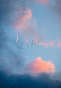 Moon摄影照片_Pink clouds and moon heaven closeup