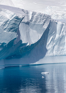 南极半岛的性质。国际海洋考察理事会和冰山。旅行深纯净水域之间的南极洲冰川。梦幻般的冰雪景观.