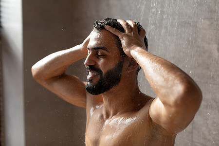 漂亮而快乐的阿拉伯男模，正在洗热水澡