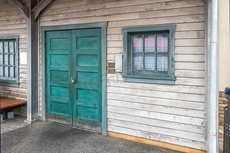 白色木门摄影照片_蓝色框架中的旧木门和玻璃窗