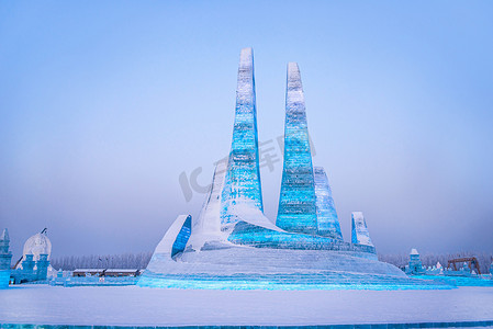 中国航海博物馆摄影照片_哈尔滨国际冰雪雕节是中国哈尔滨一年一度的冬季节。这是世界上最大的冰雪节.