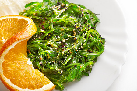 日本料理，在白板中的海藻沙拉。健康有机海食品