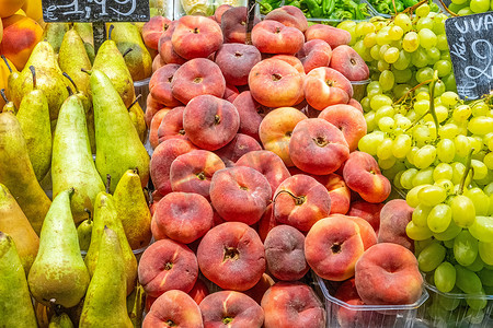 供市场出售的桃子、梨和葡萄
