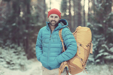男子在运动羽绒服景观冬季徒步旅行/羽绒服上旅游，户外活动在北方，季节性景观