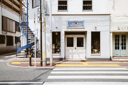 日本福冈复古风格时装店和人行横道