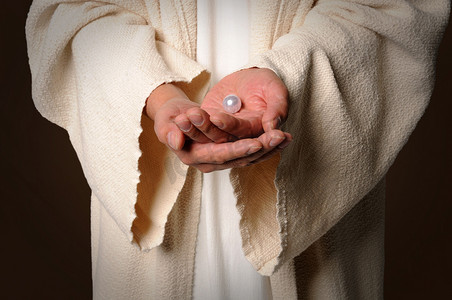 耶稣十二门徒摄影照片_手中持有珍珠的耶稣