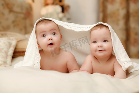 两个双胞胎婴儿女孩 