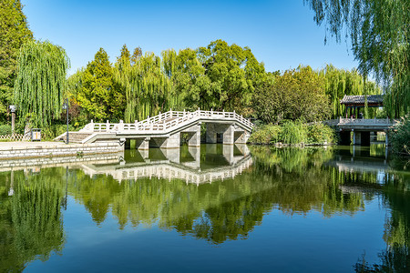 大明湖牌坊摄影照片_济南大明湖公园石桥及石湖