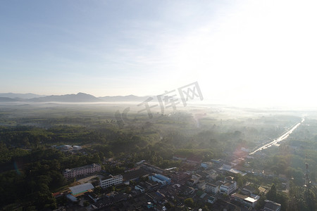 空中视图农村村庄与河绿色树在早晨太阳升起