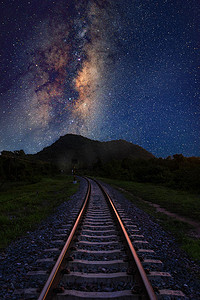 垂直银河星系星和空间尘土在宇宙以铁路前景, 长的速度曝光.