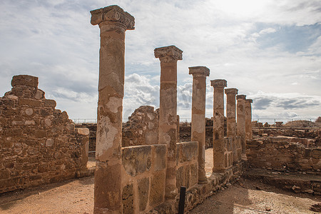 特修斯古宫的城墙和柱子  