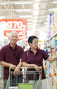 高级超市摄影照片_亚洲高级夫妇在超市买东西