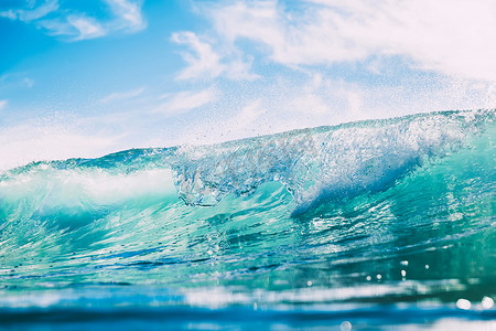 海洋中的蓝色波浪。清水和太阳光