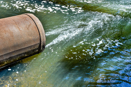 水管子摄影照片_水从管子流进河里.