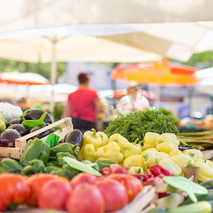 农民粮食市场摊位与多种有机蔬菜.