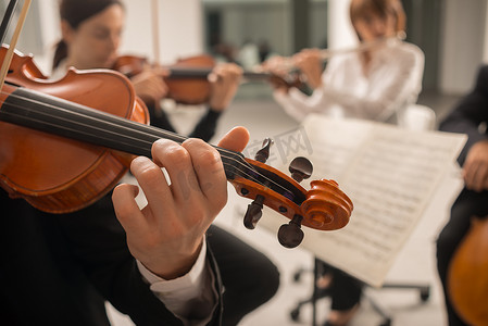 交响乐团背景摄影照片_自信的小提琴仪器