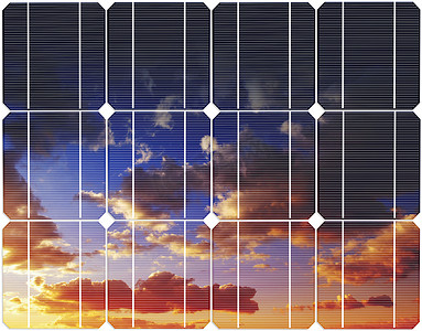 落日的天空摄影照片_落日的天空反射太阳能面板上.