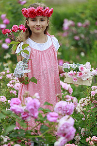 玫瑰花园-玫瑰花园里玩的漂亮女孩