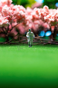 风险图片摄影照片_樱花树下站在草地上的医护人员