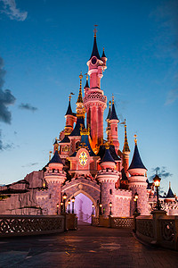 迪士尼乐园巴黎城堡被照亮，日落.