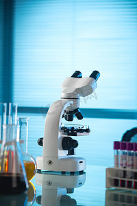 检测准确摄影照片_实验室里显微镜和其他设备