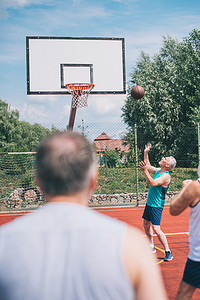 夏天的时候, 在操场上打篮球的老人们
