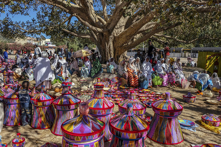 1月1日摄影照片_埃塞俄比亚阿克苏姆-1月13日: 埃塞俄比亚妇女在2018年1月13日在阿克苏姆篮子市场上卖篮子阿克苏姆.