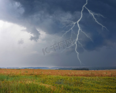 雷雨话剧摄影照片_雷雨闪电在草地上。不祥的乌云.