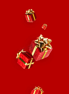 礼物在红色的背景上飘扬在空中. 大减价 升空的概念 圣诞节的布局.