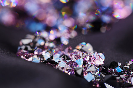 黑宝石摄影照片_钻石 (小小的紫色宝石) 石头堆在黑丝布 b