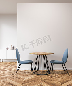 Scandi 风格的客厅内部有白色的墙壁, 一个木地板, 一个圆桌和两个蓝色的椅子附近。3d 渲染模拟