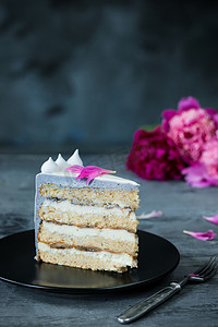 一块生日蛋糕与花在蓝色的背景.