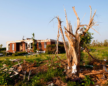 暴风哭泣摄影照片_龙卷风损坏的土地和家园在北阿拉巴马暴风雨后的一个月.