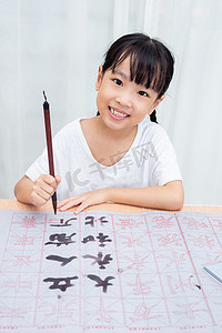 亚洲小中国女孩在家练习中国书法