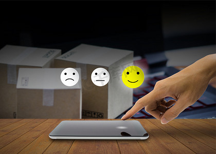 使用手的客户端选择快乐的脸在智能手机上的笑容.