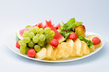 夏日西瓜摄影照片_经典的夏日意大利美食。装饰精美的水果拼盘