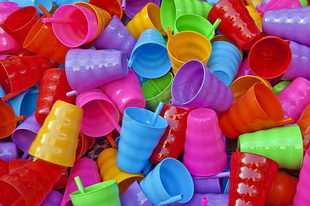 塑料制品. 许多五颜六色的塑料制品. 带吸管的眼镜