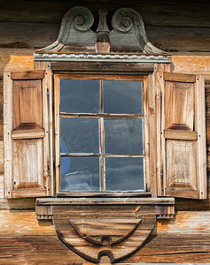 木窗摄影照片_在老房子在俄罗斯北部的木窗。优美的画面。木雕。传统房屋建筑木材.