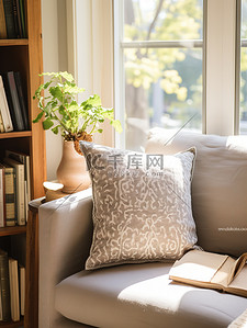 粉红色抱枕背景图片_舒适沙发读书角落家居背景4
