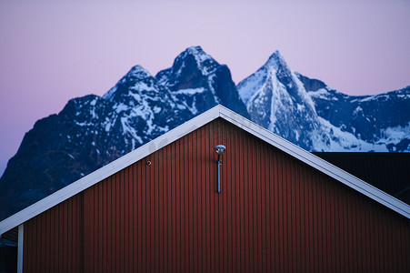 雪屋顶摄影照片_传统建筑中的山墙